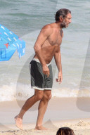 EXKLUSIV - Vincent Cassel mit seinen Töchtern Léonie und Deva am Beach von Rio