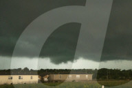NEWS - Ein Tornado 'braut' sich Ã¼ber Topeka zusammen