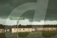 NEWS - Ein Tornado 'braut' sich Ã¼ber Topeka zusammen