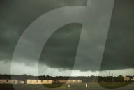 NEWS - Ein Tornado 'braut' sich Ã¼ber Topeka zusammen