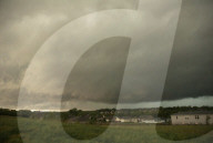 NEWS - Ein Tornado 'braut' sich Ã¼ber Topeka zusammen