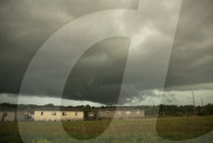 NEWS - Ein Tornado 'braut' sich Ã¼ber Topeka zusammen