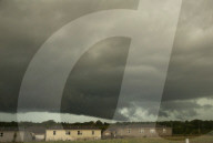 NEWS - Ein Tornado 'braut' sich Ã¼ber Topeka zusammen