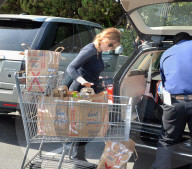 PEOPLE - Amy Poehler mit Sturmfrisur auf Shoppingtour 