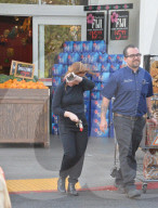 PEOPLE - Amy Poehler mit Sturmfrisur auf Shoppingtour 