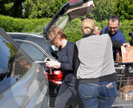 PEOPLE - Amy Poehler mit Sturmfrisur auf Shoppingtour 