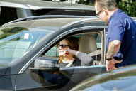 PEOPLE - Amy Poehler mit Sturmfrisur auf Shoppingtour 
