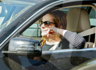 PEOPLE - Amy Poehler mit Sturmfrisur auf Shoppingtour 
