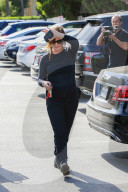 PEOPLE - Amy Poehler mit Sturmfrisur auf Shoppingtour 
