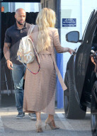 PEOPLE - Khloe oder Kim Kardashian: Wer macht mehr Eindruck beim Verlassen des Studios?