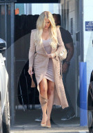 PEOPLE - Khloe oder Kim Kardashian: Wer macht mehr Eindruck beim Verlassen des Studios?