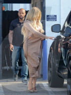 PEOPLE - Khloe oder Kim Kardashian: Wer macht mehr Eindruck beim Verlassen des Studios?