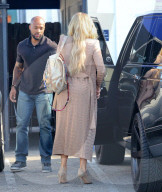 PEOPLE - Khloe oder Kim Kardashian: Wer macht mehr Eindruck beim Verlassen des Studios?