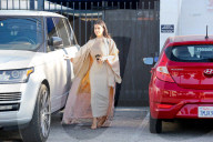 PEOPLE - Khloe oder Kim Kardashian: Wer macht mehr Eindruck beim Verlassen des Studios?