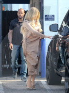 PEOPLE - Khloe oder Kim Kardashian: Wer macht mehr Eindruck beim Verlassen des Studios?