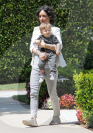 PEOPLE - Sara Gilbert mit Rhodes in Beverly Hills unterwegs