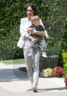 PEOPLE - Sara Gilbert mit Rhodes in Beverly Hills unterwegs