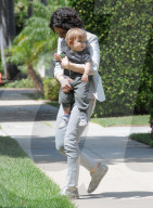 PEOPLE - Sara Gilbert mit Rhodes in Beverly Hills unterwegs