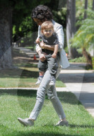 PEOPLE - Sara Gilbert mit Rhodes in Beverly Hills unterwegs