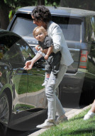 PEOPLE - Sara Gilbert mit Rhodes in Beverly Hills unterwegs