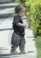 PEOPLE - Sara Gilbert mit Rhodes in Beverly Hills unterwegs