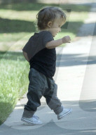 PEOPLE - Sara Gilbert mit Rhodes in Beverly Hills unterwegs