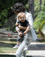 PEOPLE - Sara Gilbert mit Rhodes in Beverly Hills unterwegs