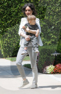 PEOPLE - Sara Gilbert mit Rhodes in Beverly Hills unterwegs