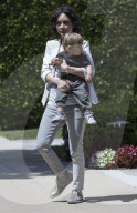 PEOPLE - Sara Gilbert mit Rhodes in Beverly Hills unterwegs