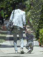 PEOPLE - Sara Gilbert mit Rhodes in Beverly Hills unterwegs
