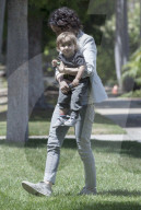PEOPLE - Sara Gilbert mit Rhodes in Beverly Hills unterwegs