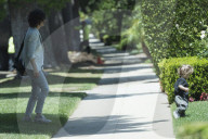 PEOPLE - Sara Gilbert mit Rhodes in Beverly Hills unterwegs