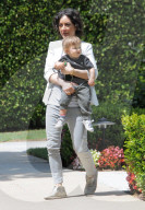 PEOPLE - Sara Gilbert mit Rhodes in Beverly Hills unterwegs