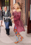 PEOPLE - Kate Hudson in 'Flower Power' Stiefeln unterwegs in die Today Show in New York