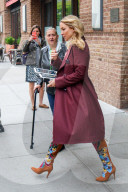 PEOPLE - Kate Hudson in 'Flower Power' Stiefeln unterwegs in die Today Show in New York