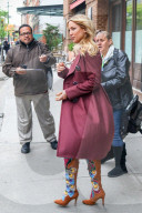 PEOPLE - Kate Hudson in 'Flower Power' Stiefeln unterwegs in die Today Show in New York