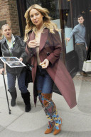 PEOPLE - Kate Hudson in 'Flower Power' Stiefeln unterwegs in die Today Show in New York