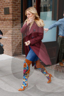 PEOPLE - Kate Hudson in 'Flower Power' Stiefeln unterwegs in die Today Show in New York