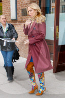 PEOPLE - Kate Hudson in 'Flower Power' Stiefeln unterwegs in die Today Show in New York