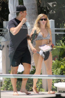 PEOPLE - Ellie Goulding im Bikini in Miami am Beach