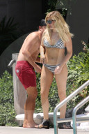 PEOPLE - Ellie Goulding im Bikini in Miami am Beach
