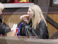 PEOPLE - Lottie Moss vergnügt sich im Thorpe Park in London 