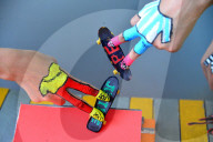 FEATURE - Finger-Skateboard-Rennen