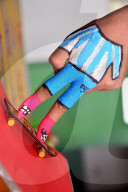 FEATURE - Finger-Skateboard-Rennen