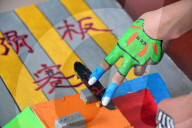 FEATURE - Finger-Skateboard-Rennen
