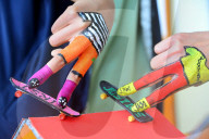 FEATURE - Finger-Skateboard-Rennen