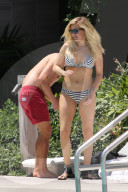 PEOPLE - Ellie Goulding im Bikini in Miami am Beach