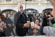 NEWS - Frankreich: Alain Juppe trinkt Bier in Bordeaux