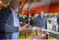 NEWS - Frankreich: Alain Juppe trinkt Bier in Bordeaux