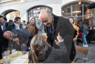 NEWS - Frankreich: Alain Juppe trinkt Bier in Bordeaux